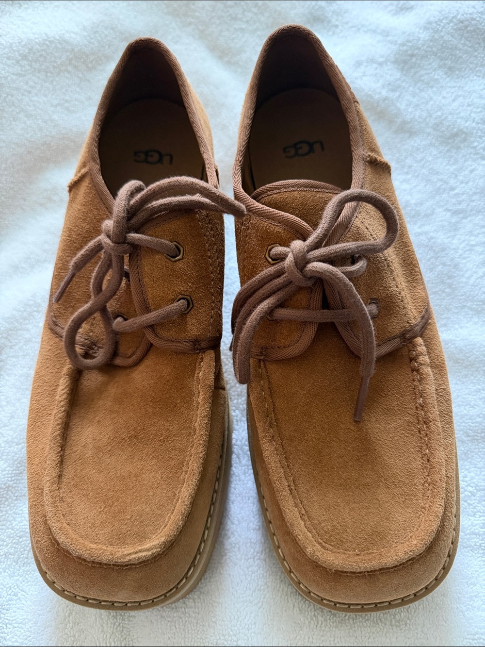 UGG women's (unisex)  Tan Suede Chukka Lace-Up shoes